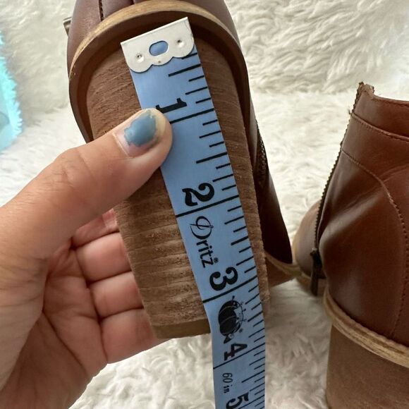 Hinge Cognac Leather Ankle Booties Buckle accent, almond toe Size 9 M block heel - Picture 11 of 11
